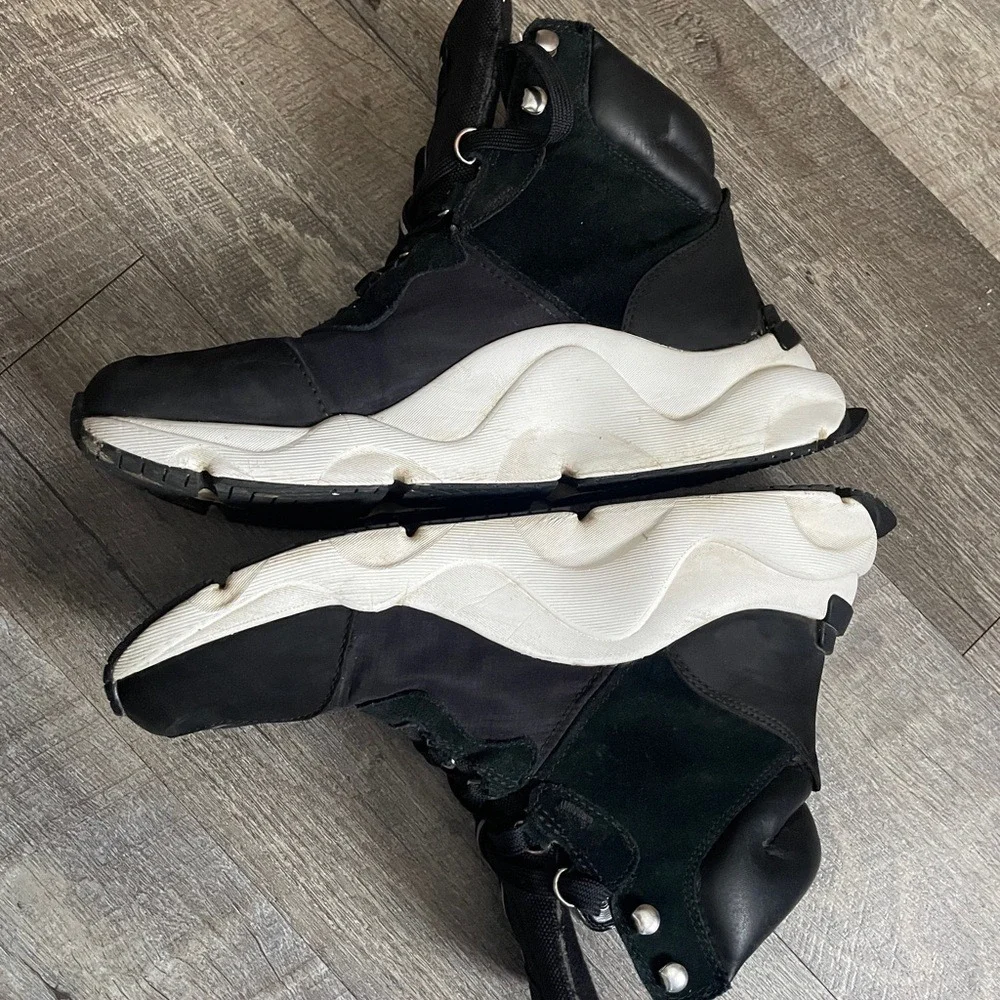 Sorel Women's Black and White Athletic Shoe/Boots size‎ 10.5